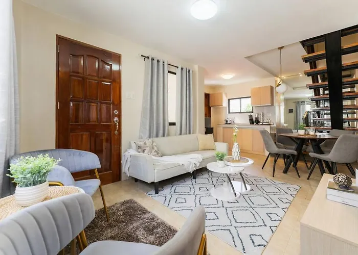 Furnished 3br Townhouse Near It Park With Parking, Fast Wifi, Netflix And *